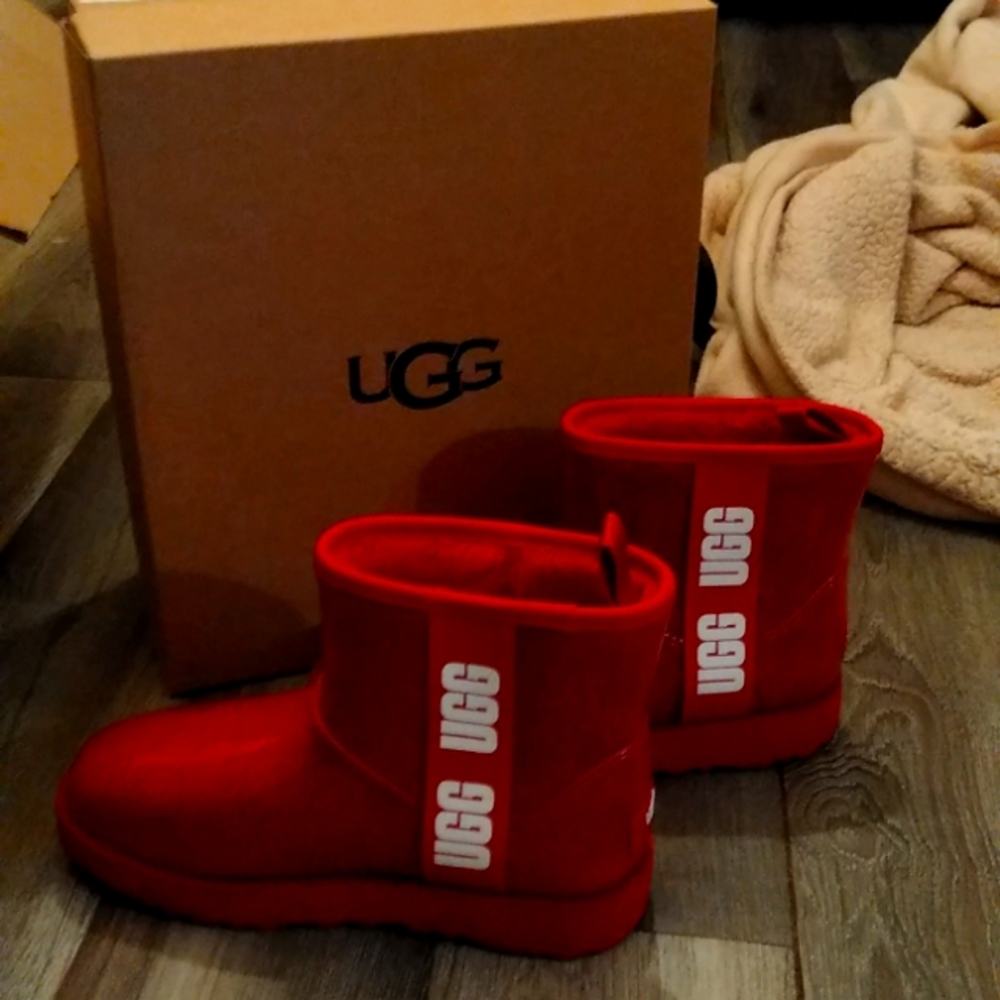 UGG Authentic Classic Clear Mini Waterproof Boots in RED ❤️ NEW size 7